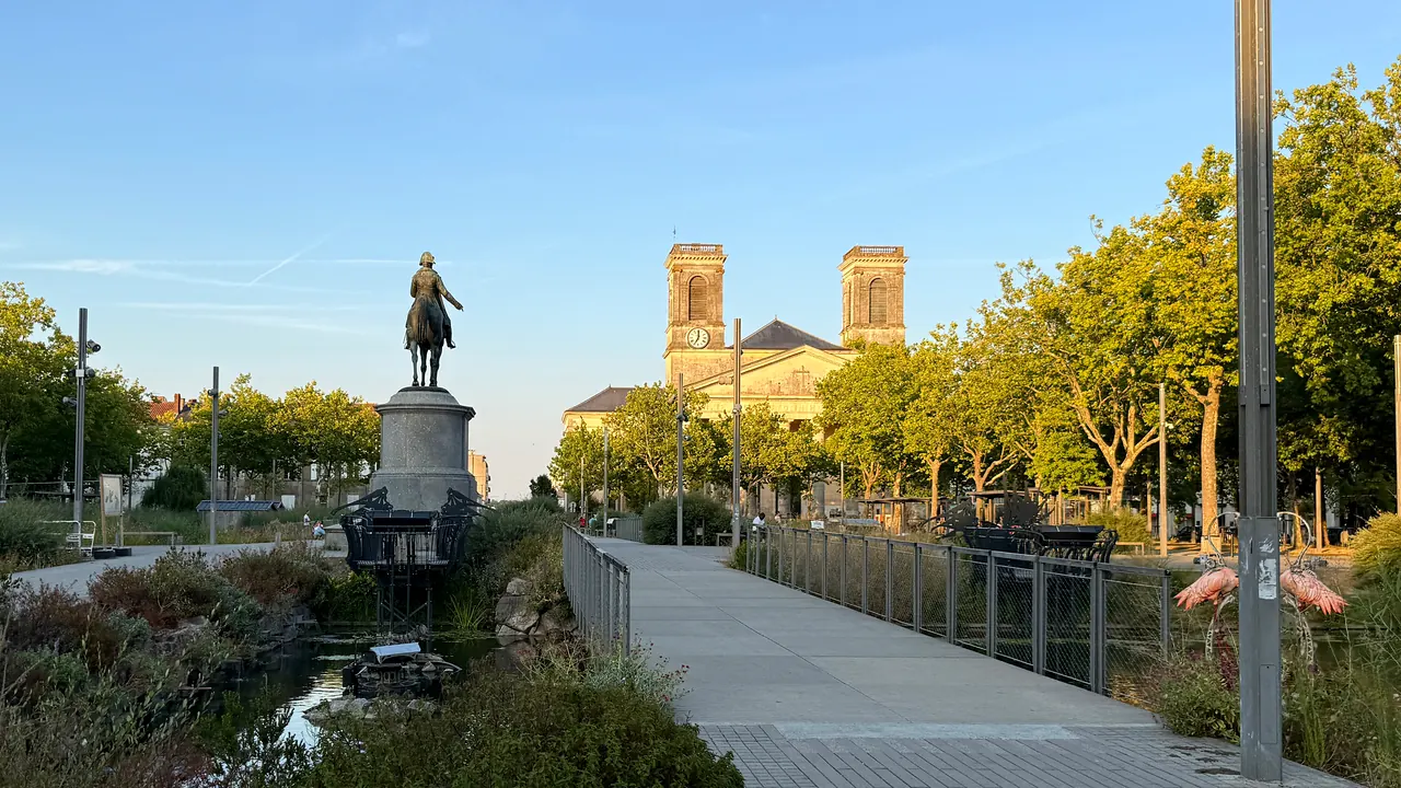 La place Napoléon et l’église Saint-Louis à La Roche-sur-Yon au soleil du soir